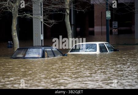 29 août 2015 - Washington, District of Columbia, États-Unis d'Amérique - Washington, DC. 9-9-1996. Le fleuve Potomac au stade d'inondation au port de Washington. Ce sont les conséquences des précipitations de l'ouragan Fran. La veille de la jauge d'inondation à Harpers Ferry W. La va a été mesurée à plus de 29,80 pieds. . Voitures garées le long de Kst. NW sont inondés..crédit : Mark Reinstein (crédit image : © Mark Reinstein via ZUMA Wire) Banque D'Images