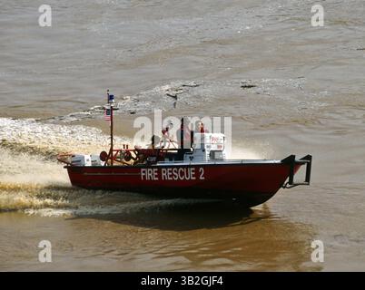 29 août 2015 - Washington, District of Columbia, États-Unis d'Amérique - Washington, DC. 9-9-1996. Le fleuve Potomac au stade d'inondation au port de Washington. Ce sont les conséquences des précipitations de l'ouragan Fran. La veille de la jauge d'inondation à Harpers Ferry W. La va a été mesurée à plus de 29,80 pieds. .DC. Le bateau de secours du Service des incendies patrouille la rivière inondée. . Crédit : Mark Reinstein (crédit image : © Mark Reinstein via ZUMA Wire) Banque D'Images