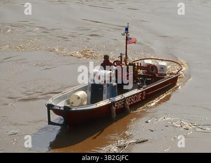 29 août 2015 - Washington, District of Columbia, États-Unis d'Amérique - Washington, DC. 9-9-1996. Le fleuve Potomac au stade d'inondation au port de Washington. Ce sont les conséquences des précipitations de l'ouragan Fran. La veille de la jauge d'inondation à Harpers Ferry W. La va a été mesurée à plus de 29,80 pieds. .DC. Le bateau de secours du Service des incendies patrouille la rivière inondée. . Crédit : Mark Reinstein (crédit image : © Mark Reinstein via ZUMA Wire) Banque D'Images