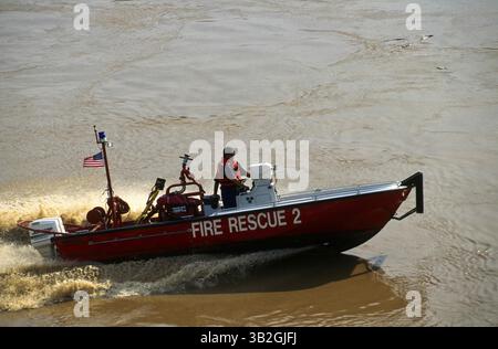 29 août 2015 - Washington, District of Columbia, États-Unis d'Amérique - Washington, DC. 9-9-1996. Le fleuve Potomac au stade d'inondation au port de Washington. Ce sont les conséquences des précipitations de l'ouragan Fran. La veille de la jauge d'inondation à Harpers Ferry W. La va a été mesurée à plus de 29,80 pieds. .DC. Le bateau de secours du Service des incendies patrouille la rivière inondée. . Crédit : Mark Reinstein (crédit image : © Mark Reinstein via ZUMA Wire) Banque D'Images