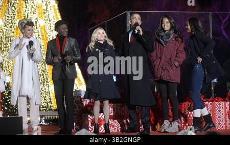 Dec. 3, 2015 Washington, District of Columbia, États-Unis - le président des États-Unis Barack Obama parle alors que (de gauche à droite) les chanteurs Andra Day, loe Blacc, l'actrice Reese Witherspoon et les filles Malia et Sasha regardent depuis la scène lors de la cérémonie nationale d'éclairage du sapin de Noël sur l'ellipse au sud de la Maison Blanche. L'éclairage de l'arbre est une tradition annuelle à laquelle assistent le président et la première famille. (Crédit image : © Olivier Douliery/CNP via ZUMA Wire) Banque D'Images