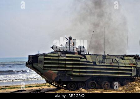 31 mars 2014 - Doksu-Ri, Pohang, Corée du Sud - le véhicule d'assaut amphibie des Marines américains roule sur la plage lors d'une simulation d'assaut amphibie faisant partie de l'exercice d'entraînement conjoint Ssang Yong le 31 mars 2014 à Doksu-Ri, Pohang, Corée du Sud. (Crédit image : © Mcs3 Michael Schwartz/Planet Pix via ZUMA Wire) Banque D'Images