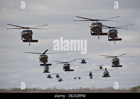 4 avril 2014 - Fort Campbell, Kentucky, États-Unis d'Amérique - les hélicoptères Black Hawk de l'armée américaine UH 60 mènent un assaut aérien de masse avec des soldats de la 101e division aéroportée pendant l'opération Golden Eagle le 8 avril 2014 à Fort Campbell, Kentucky. (Crédit image : © Ssgt. Joel Salgado/Planet Pix via ZUMA Wire) Banque D'Images