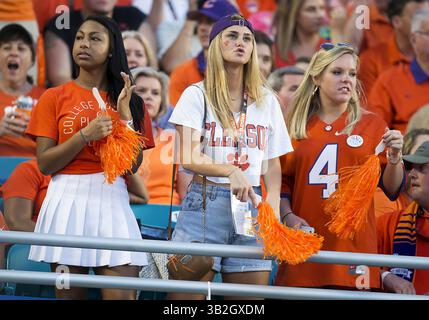 31 décembre 2015 : les fans de Clemson lors d'un match de football NCAA entre les Oklahoma Sooners et les Clemson Tigers au Sun Life Stadium de Miami, en Floride. Clemson bat Oklahoma 37-17. John Mersits/CSM(image de crédit : © John Mersits/CSM via ZUMA Wire) Banque D'Images