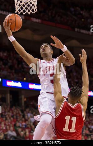Le 10 février 2016 : les Cornhuskers du Nebraska gardent Andrew White #3 marque et est faussé pour un match de basket-ball de la NCAA entre les Cornhuskers du Nebraska et les Badgers du Wisconsin au Kohl Center à Madison, WISCONSIN. Le Wisconsin bat le Nebraska 72-61. John Fisher/CSM(image de crédit : © John Fisher/CSM via ZUMA Wire) Banque D'Images