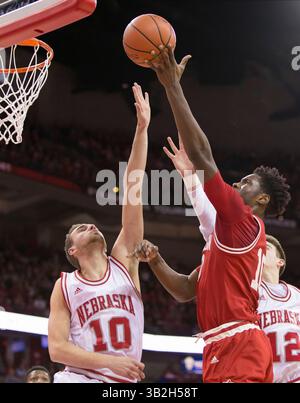 10 février 2016 : L'attaquant des Badgers du Wisconsin Nigel Hayes, #10, tire sur l'attaquant des Cornhuskers du Nebraska Jack McVeigh #10 lors du match de basket-ball de la NCAA entre les Cornhuskers du Nebraska et les Badgers du Wisconsin au Kohl Center de Madison, WISCONSIN. Le Wisconsin bat le Nebraska 72-61. John Fisher/CSM(image de crédit : © John Fisher/CSM via ZUMA Wire) Banque D'Images