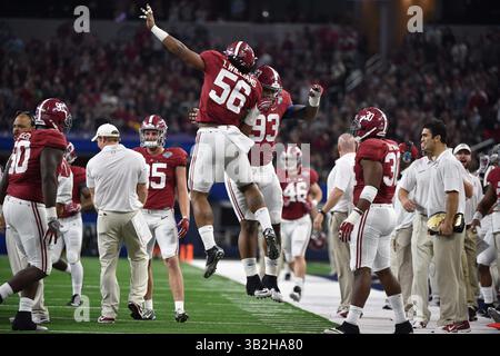 31 décembre 2015 : Tim Williams (56) et Jonathan Allen (93), joueur de ligne défensive de l'Alabama Crimson Tide, célèbrent le Goodyear Cotton Bowl Classic entre les Spartans du Michigan State et l'Alabama Crimson Tide à l'AT&T de Dallas, Texas. Reagan Lunn/CSM(crédit image : © Reagan Lunn/CSM via ZUMA Wire) Banque D'Images