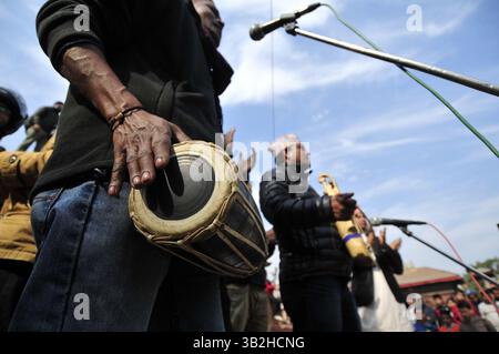 1 janvier 2016 - Katmandou, NP, Népal - le peuple népalais joue des instruments traditionnels lors de la célébration de la Journée nationale népalaise traditionnelle Topi Diwas ''Dhaka-Topi'' à Katmandou, Népal le 1er janvier 2015. Diffusion du slogan « Letâ€™s Sauvez notre culture et nos nationalités » et « letâ€™s Spread it over the World » (crédit image : © Narayan Maharjan via ZUMA Wire) Banque D'Images