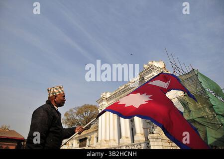 1 janvier 2016 - Katmandou, NP, Népal - un vieil homme tissant le drapeau national et portant le ''Dhaka-Topi'' traditionnel népalais lors de la célébration de la Journée ''Dhaka-Topi'' traditionnelle népalaise du Topi Diwas ''Dhaka-Topi'' à Katmandou, Népal, le 1er janvier 2015. Diffusion du slogan « Letâ€™s Sauvez notre culture et nos nationalités » et « letâ€™s Spread it over the World » (crédit image : © Narayan Maharjan via ZUMA Wire) Banque D'Images