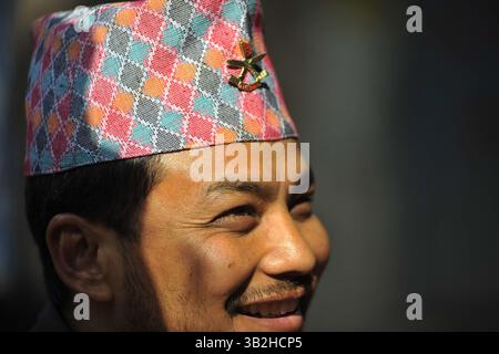 Janvier 1, 2016 - Katmandou, NP, Népal - BINAY Maharjan, 30 ans, sourit après avoir porté le ''Dhaka-Topi'' traditionnel népalais pour la célébration de la journée Diwas ''Dhaka-Topi'' traditionnelle népalaise nationale népalaise à Katmandou, Népal, le 1er janvier 2015. Diffusion du slogan « Letâ€™s Sauvez notre culture et nos nationalités » et « letâ€™s Spread it over the World » (crédit image : © Narayan Maharjan via ZUMA Wire) Banque D'Images