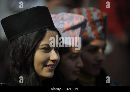 Janvier 1, 2016 - Katmandou, NP, Népal - fille népalaise portant le ''Dhaka-Topi'' traditionnel népalais lors de la célébration de la journée ''Dhaka-Topi'' traditionnelle népalaise nationale népalaise'' à Katmandou, Népal, le 1er janvier 2015. Diffusion du slogan « Letâ€™s Sauvez notre culture et nos nationalités » et « letâ€™s Spread it over the World » (crédit image : © Narayan Maharjan via ZUMA Wire) Banque D'Images