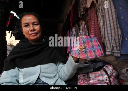 Janvier 1, 2016 - Katmandou, NP, Népal - Un vendeur Topi de Dhaka montre le ''Dhaka-Topi'' traditionnel népalais lors de la célébration de la journée ''Dhaka-Topi'' traditionnelle népalaise nationale népalaise'' Topi à Katmandou, Népal, le 1er janvier 2015. Diffusion du slogan « Letâ€™s Sauvez notre culture et nos nationalités » et « letâ€™s Spread it over the World » (crédit image : © Narayan Maharjan via ZUMA Wire) Banque D'Images