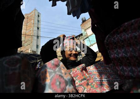 Janvier 1, 2016 - Katmandou, NP, Népal - BINAY Maharjan, 30ans, consultez le ''Dhaka-Topi'' traditionnel népalais pour la célébration de la Journée Diwas ''Dhaka-Topi'' traditionnel népalais à Katmandou, Népal, le 1er janvier 2015. Diffusion du slogan « Letâ€™s Sauvez notre culture et nos nationalités » et « letâ€™s Spread it over the World » (crédit image : © Narayan Maharjan via ZUMA Wire) Banque D'Images