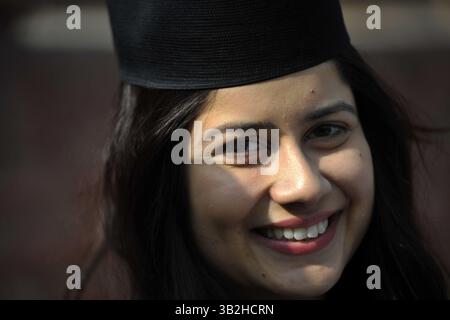 1 janvier 2016 - Katmandou, NP, Népal - Une fille népalaise sourit comme après avoir porté le ''Dhaka-Topi'' traditionnel népalais lors de la célébration de la Journée ''Dhaka-Topi'' traditionnelle népalaise nationale népalaise'' à Katmandou, Népal, le 1er janvier 2015. Diffusion du slogan « Letâ€™s Sauvez notre culture et nos nationalités » et « letâ€™s Spread it over the World » (crédit image : © Narayan Maharjan via ZUMA Wire) Banque D'Images