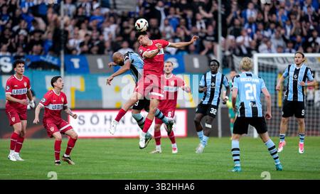 Mannheim, Deutschland. 27 avril 2025. v.Li. : Terrence Boyd (SVWM, 13), Mirza Catovic (VfB II, 49), beim Kopfball, Kopfballduell, Spielszene, Zweikampf in der Luft, Aktion, action, 27.04.2025, Mannheim (Allemagne), Fussball, 3. LIGA, SV WALDHOF MANNHEIM - VFB STUTTGART II, LA RÉGLEMENTATION DFB/DFL INTERDIT TOUTE UTILISATION DE PHOTOGRAPHIES COMME SÉQUENCES D'IMAGES ET/OU QUASI-VIDÉO. Crédit : dpa/Alamy Live News Banque D'Images