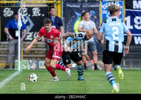 Mannheim, Deutschland. 27 avril 2025. v.Li. : Jannik Hofmann (VfB II, 21), Terrence Boyd (SVWM, 13), Zweikampf, Spielszene, Duell, duel, tackling, Dynamik, action, Aktion, 27.04.2025, Mannheim (Allemagne), Fussball, 3. LIGA, SV WALDHOF MANNHEIM - VFB STUTTGART II, LA RÉGLEMENTATION DFB/DFL INTERDIT TOUTE UTILISATION DE PHOTOGRAPHIES COMME SÉQUENCES D'IMAGES ET/OU QUASI-VIDÉO. Crédit : dpa/Alamy Live News Banque D'Images