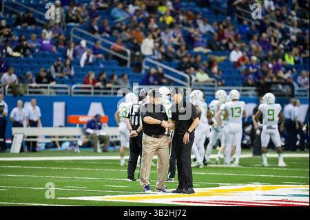 02 janvier 2015 : Gary Patterson, entraîneur-chef de la TCU, et Mark Helfrich, entraîneur-chef de l'Université de l'Oregon, rencontrent le Valero Alamo Bowl à l'Alamodome. San Antonio, Texas. Mario Cantu/CSM(image crédit : © Mario Cantu/CSM via ZUMA Wire) Banque D'Images