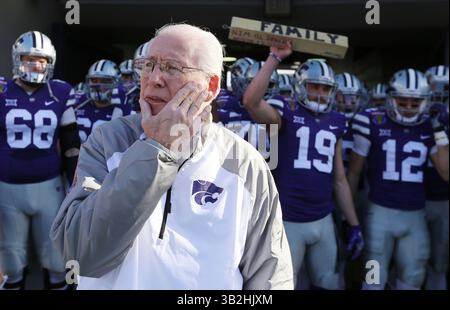 2 janvier 2016 - Memphis, Tennesse, États-Unis - BILL SNYDER, entraîneur-chef des 12 Kansas State Wildcats semble inquiet alors qu'il passe sa main sur son visage alors que son équipe se prépare à prendre le terrain contre les Razorbacks de l'Arkansas de SEC lors de l'AutoZone Liberty Bowl 2016 au Memorial Stadium de Memphis, samedi. Arkansas continue à aider la SEC à établir un record de 8 victoires de match de Bowl, gagnant, 45-23. (Crédit image : © Bo Rader/TNS via ZUMA Wire) Banque D'Images