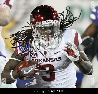 2 janvier 2016 - Memphis, Tennesse, États-Unis - Arkansas Running back ALEX COLLINS (3), le MVP du match, s'envole pour une longue course contre le Kansas State lors de l'AutoZone Liberty Bowl au Memorial Stadium de Memphis, samedi. Arkansas a gagné, 45-23. (Crédit image : © Bo Rader/Wichita Eagle via ZUMA Wire) Banque D'Images