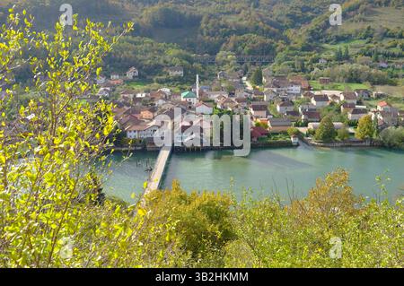Agréable village de Kulen Vakuf le long de la rivière Una en automne, parc national Una - Bihac, Bosnie-Herzégovine Banque D'Images