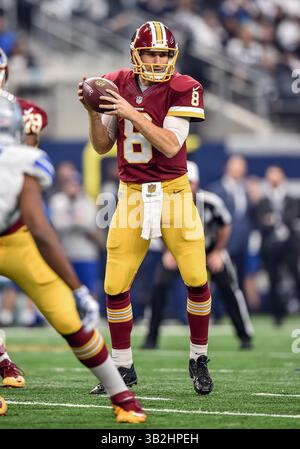 3 janvier 2016 :.Washington Redskins quarterback Kirk cousins (8) avec le ballon lors d'un match de football NFL entre les Washington Redskins et les Dallas Cowboys au AT&T Stadium d'Arlington, Texas. . Manny Flores/CSM Banque D'Images