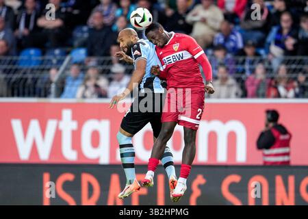 Mannheim, Deutschland. 27 avril 2025. v.Li. : Terrence Boyd (SVWM, 13), Kaden Amaniampong (VfB II, 2), beim Kopfball, Kopfballduell, Spielszene, Zweikampf in der Luft, Aktion, action, 27.04.2025, Mannheim (Allemagne), Fussball, 3. LIGA, SV WALDHOF MANNHEIM - VFB STUTTGART II, LA RÉGLEMENTATION DFB/DFL INTERDIT TOUTE UTILISATION DE PHOTOGRAPHIES COMME SÉQUENCES D'IMAGES ET/OU QUASI-VIDÉO. Crédit : dpa/Alamy Live News Banque D'Images