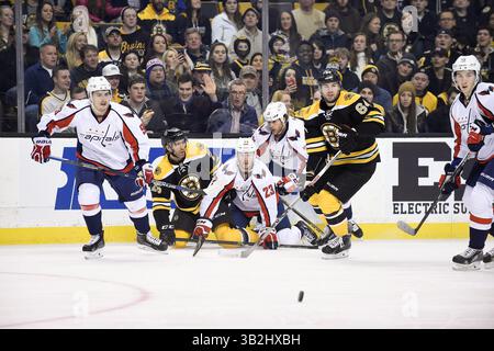 Mardi 5 janvier 2015 : le palet roule alors que les joueurs des Bruins et des Capitals entrent en collision lors du match de la Ligue nationale de hockey entre les Capitals de Washington et les Bruins de Boston, qui se tient au TD Garden, à Boston, Massachusetts. Eric Canha/CSM(image crédit : © Eric Canha/CSM via ZUMA Wire) Banque D'Images