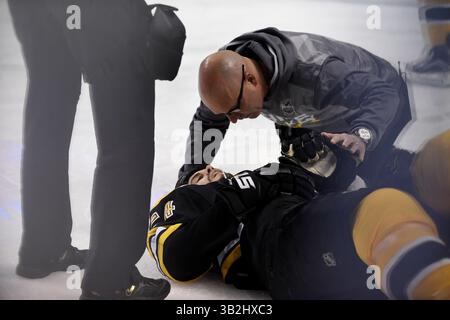 Mardi 5 janvier 2015 : le défenseur des Bruins de Boston Adam McQuaid (54 ans) est contrôlé par le personnel médical après avoir été admis au tableau lors du match de la Ligue nationale de hockey entre les Capitals de Washington et les Bruins de Boston, qui a lieu au TD Garden, à Boston, Massachusetts. Eric Canha/CSM(image crédit : © Eric Canha/CSM via ZUMA Wire) Banque D'Images