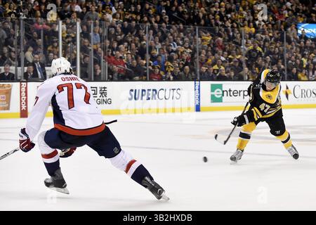 Mardi 5 janvier 2015 : le défenseur des Bruins de Boston, Torey Krug (47 ans), prend un coup de feu lors du match de la Ligue nationale de hockey entre les Capitals de Washington et les Bruins de Boston, qui a lieu au TD Garden, à Boston, Massachusetts. Washington bat Boston 3-2 en temps réglementaire. Eric Canha/CSM(image crédit : © Eric Canha/CSM via ZUMA Wire) Banque D'Images