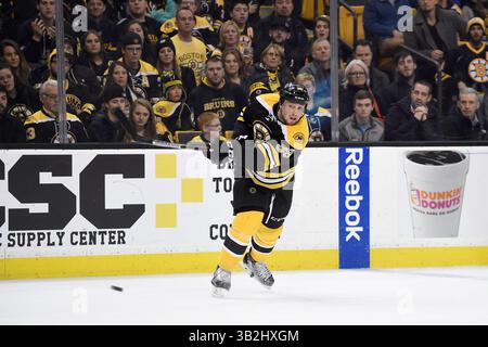 Mardi 5 janvier 2015 : Matt Beleskey (39 ans), l’aile gauche des Bruins de Boston, tire lors du match de la Ligue nationale de hockey entre les Capitals de Washington et les Bruins de Boston, qui s’est tenu au TD Garden, à Boston, Massachusetts. Washington bat Boston 3-2 en temps réglementaire. Eric Canha/CSM(image crédit : © Eric Canha/CSM via ZUMA Wire) Banque D'Images