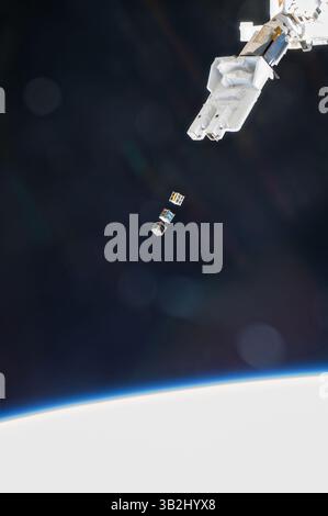 19 novembre 2013 - ISS, Station spatiale internationale - trois nanosatellites, connus sous le nom de Cubesats, sont déployés à partir d'un petit satellite Orbital Deployer attaché au bras robotique du Kibo laboratoryâ€™s 19 novembre 2013 à partir de la Station spatiale internationale. Koichi Wakata, astronaute de l'Agence japonaise d'exploration aérospatiale, ingénieur de vol de l'expédition 38, a surveillé le déploiement du satellite tout en actionnant le bras robotique japonais depuis l'intérieur de Kibo. Les Cubesats ont été livrés à la Station spatiale internationale le 9 août, à bord du quatrième véhicule de transfert H-II de Japanâ€™, Kounotori-4. (Crédit image : © NASA/Planet Pix vi Banque D'Images