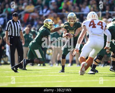 5 décembre 2015 : Lynx Hawthorne (7 ans), réceptrice large des Baylor Bears, remet le ballon pendant le match de football NCAA entre Texas vs Baylor au McLane Stadium à Waco, Texas. (Crédit image : © JP Waldron/CSM via ZUMA Wire) Banque D'Images