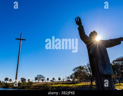 Statue en bronze du Père Francisco Lopez de Mendoza Grajales avec la Grande Croix, Mission of nombre de Dios, tous Augustine, Florida, USA Banque D'Images
