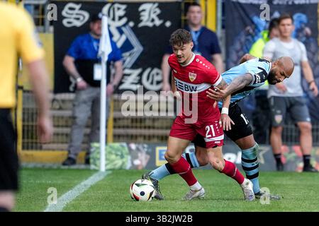 Mannheim, Deutschland. 27 avril 2025. v.Li. : Jannik Hofmann (VfB II, 21), Terrence Boyd (SVWM, 13), Zweikampf, Spielszene, Duell, duel, tackling, Dynamik, action, Aktion, 27.04.2025, Mannheim (Allemagne), Fussball, 3. LIGA, SV WALDHOF MANNHEIM - VFB STUTTGART II, LA RÉGLEMENTATION DFB/DFL INTERDIT TOUTE UTILISATION DE PHOTOGRAPHIES COMME SÉQUENCES D'IMAGES ET/OU QUASI-VIDÉO. Crédit : dpa/Alamy Live News Banque D'Images