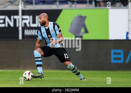Mannheim, Deutschland. 27 avril 2025. Terrence Boyd (SVWM, 13), Am Ball, Freisteller, Ganzkörper, Einzelbild, Einzelfoto, Aktion, action, 27.04.2025, Mannheim (Deutschland), Fussball, 3. LIGA, SV WALDHOF MANNHEIM - VFB STUTTGART II, LA RÉGLEMENTATION DFB/DFL INTERDIT TOUTE UTILISATION DE PHOTOGRAPHIES COMME SÉQUENCES D'IMAGES ET/OU QUASI-VIDÉO. Crédit : dpa/Alamy Live News Banque D'Images