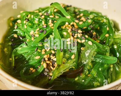 Salade d'algues japonaises appelée Wakame servie dans un magasin de ramen à Turin, en Italie Banque D'Images