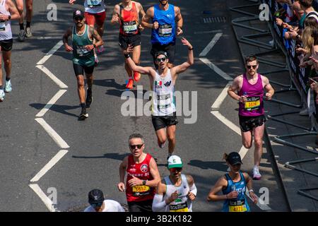 Londres, Royaume-Uni. 27 avril 2025. Un athlète agite devant la caméra pendant le marathon de Londres. Environ 56 000 coureurs ont participé au 45e marathon de Londres. Il a commencé à Greenwich Park dans le sud-est de Londres et s'est terminé au Mall. Crédit : SOPA images Limited/Alamy Live News Banque D'Images