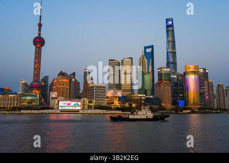 Shanghai, Chine - 1er avril 2025 : vue éditoriale nocturne du quartier de Pudong au coucher du soleil sur le fleuve Huangpu, avec la Tour de la perle orientale Banque D'Images