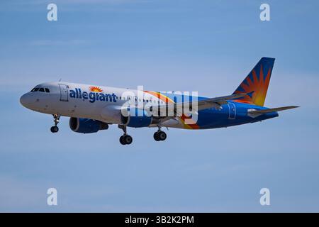 Sky Harbor Airport 4-27-2025 Phoenix AZ USA Allegiant Airlines Airbus A320 N277NV arrivée en runwat 26 à Phoenix Sky Harbor Intl. Aéroport. Banque D'Images