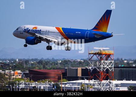 Sky Harbor Airport 4-27-2025 Phoenix AZ USA Allegiant Airlines Airbus A320 N277NV arrivée en runwat 26 à Phoenix Sky Harbor Intl. Aéroport. Banque D'Images