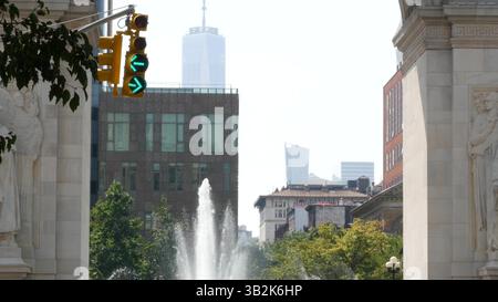 New York City, États-Unis - 8 Sep 2023 : carrefour de rue, feu jaune, carrefour routier de transport, États-Unis. Washington Square Arch et fontaine. World Trade Center. 5 Cinquième Avenue. Banque D'Images