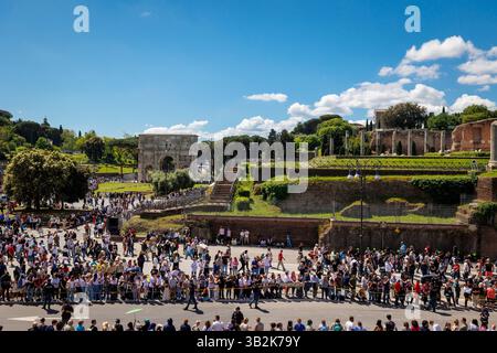 Rome, Italie. 26 avril 2025. Via dei Fori Imperiali entassée de fidèles et de citoyens attendant le passage du cortège funèbre avec le corps du pape François. (Crédit image : © Gennaro Leonardi/Pacific Press via ZUMA Press Wire) USAGE ÉDITORIAL SEULEMENT ! Non destiné à UN USAGE commercial ! Banque D'Images