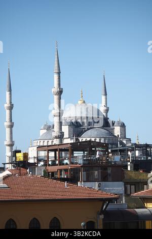 turquie istanbul 17 mars 2025. Belle mosquée avec plusieurs minarets surplombant le paysage urbain Banque D'Images
