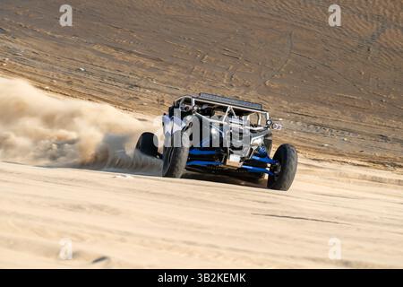 Voiture buggy hors route dans les dunes de sable du désert qatari Banque D'Images
