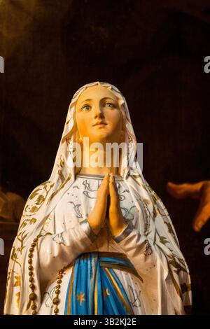 Saint Jean de Luz, France - 2025 : Statue (XIXe siècle) de la Vierge Marie en prière. Banque D'Images