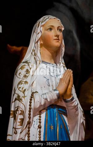 Saint Jean de Luz, France - 2025 : Statue (XIXe siècle) de la Vierge Marie en prière. Banque D'Images