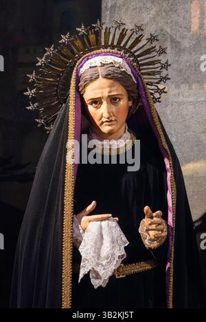 Saint Jean de Luz, France - 2025-04-04 : Statue (XIXe siècle) de notre-Dame des douleurs. Banque D'Images