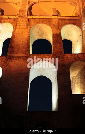 Le pont de Cloak à Cesky Krumlov la nuit Banque D'Images