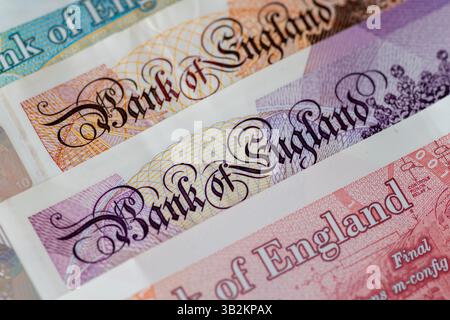 Londres. UK- 04.25.2025. Les mots Bank of England imprimés sur la monnaie du Royaume-Uni, les billets de banque en livre sterling. Banque D'Images