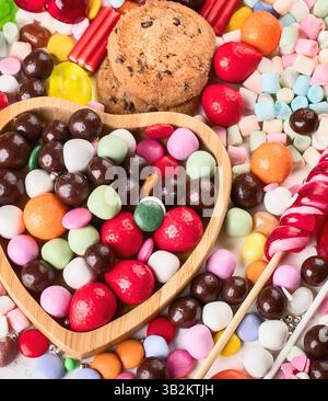 Bonbons colorés assortis sur un vackground blanc. Vue de dessus. Banque D'Images